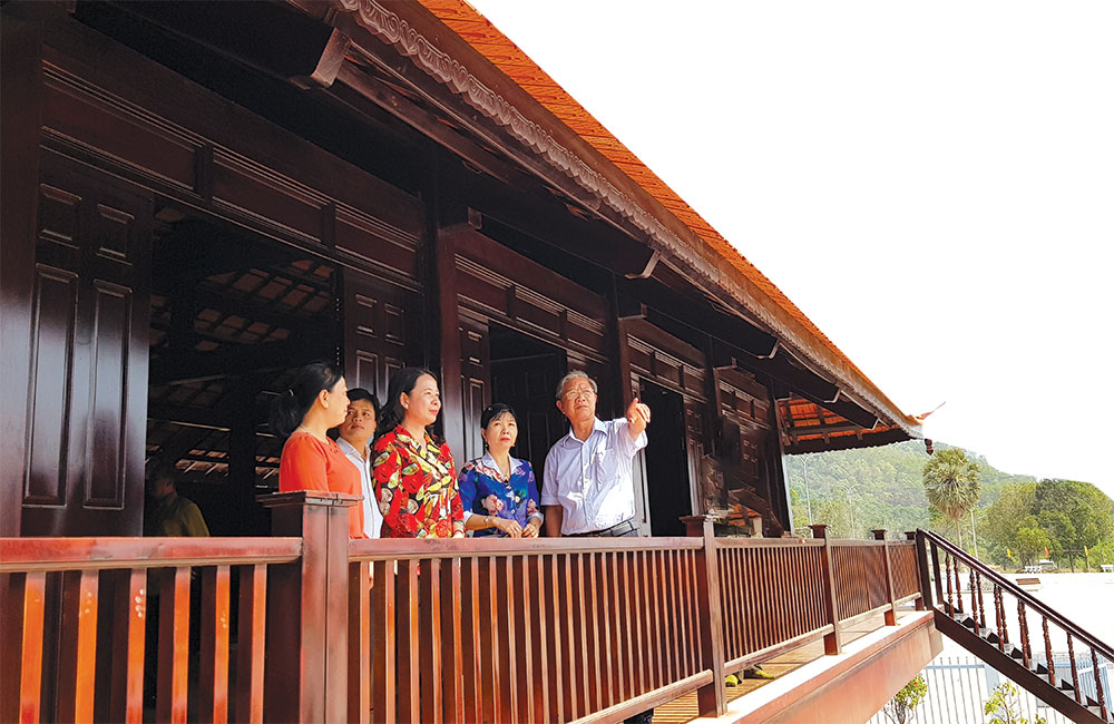 Tri Tôn khoác “áo mới”