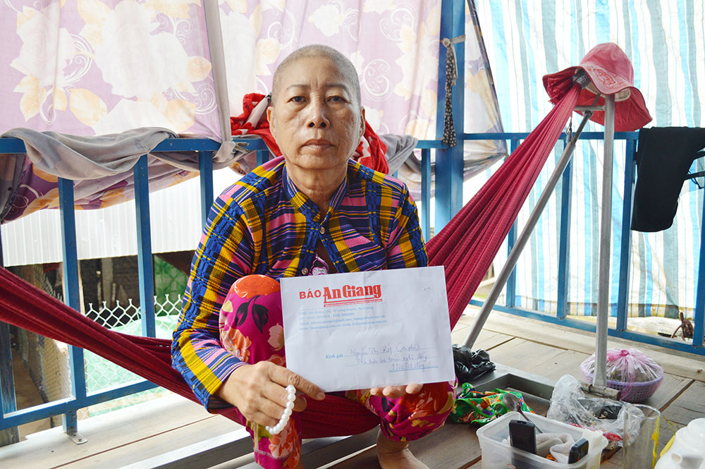 Trao tiền hỗ trợ chị Nguyễn Thị Rớt