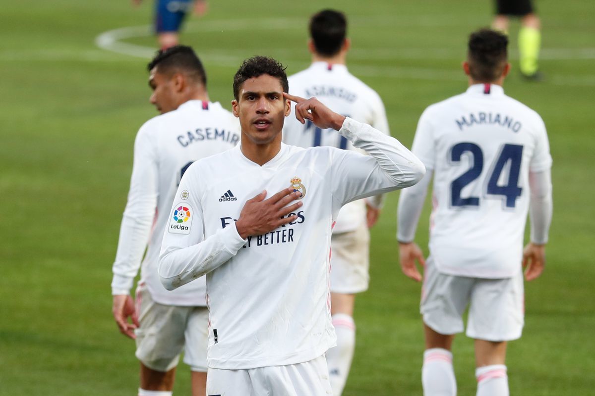 Chelsea tranh Varane, Juventus mua Icardi