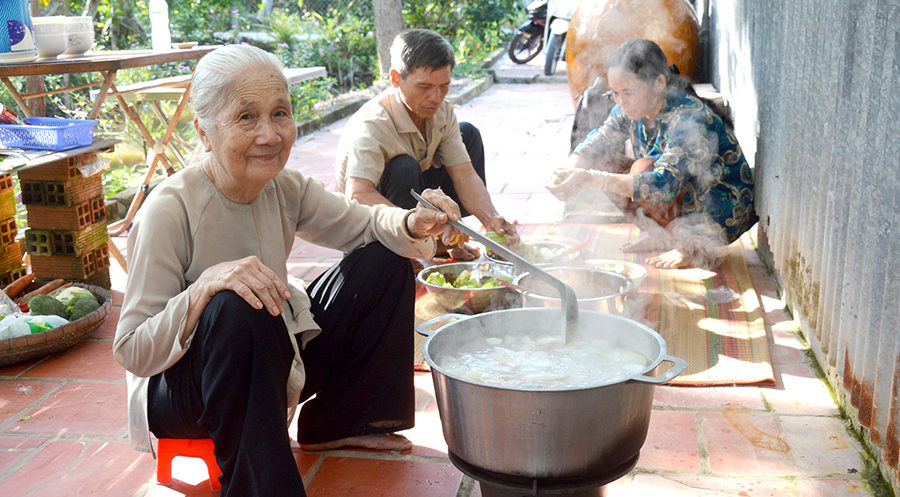 Những người phụ nữ “mê” tham gia bắc cầu nông thôn