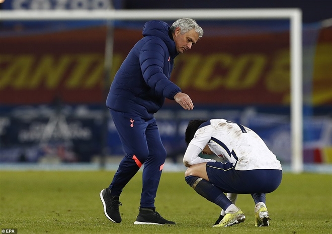 Tottenham bị loại, Mourinho đau đớn: 'Đá như mèo đuổi chuột'
