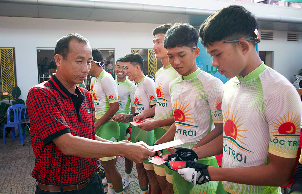 Xe đạp đường trường An Giang xuất quân đầu năm mới Tân Sửu 2021