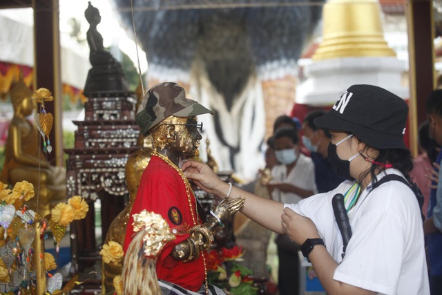 Ngôi chùa khách đến thăm dâng toàn tượng gà, chất đống thành nghĩa địa