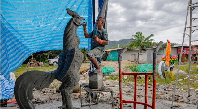 Ngôi chùa khách đến thăm dâng toàn tượng gà, chất đống thành nghĩa địa