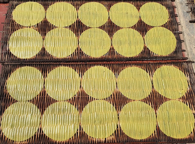 Về xứ dừa Tam Quan thưởng thức món bánh tráng khoai lang