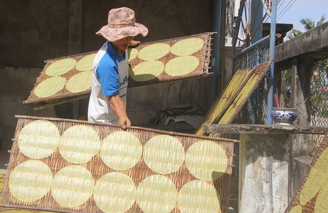 Về xứ dừa Tam Quan thưởng thức món bánh tráng khoai lang