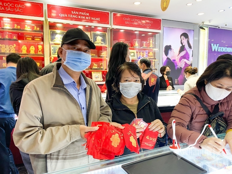 Giá vàng hôm nay 22-2: Bán sạch kho vẫn chưa thấy giá tăng