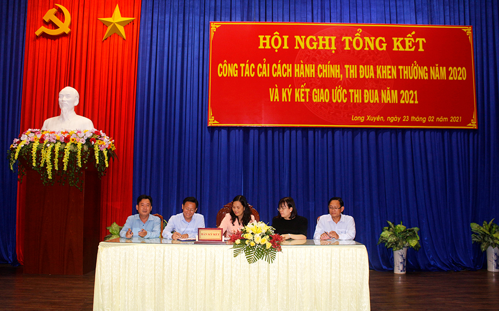 Long Xuyên tổng kết công tác cải cách hành chính, thi đua- khen thưởng và ký kết giao ước thi đua năm 2021