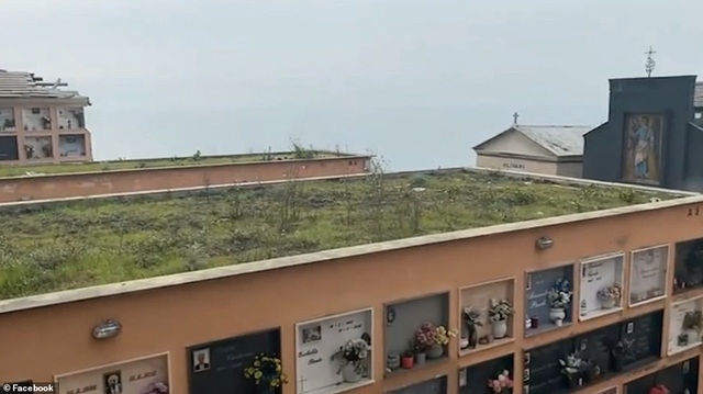 Nghĩa trang trên đỉnh vách đá sạt lở khiến cả trăm quan tài rơi xuống biển