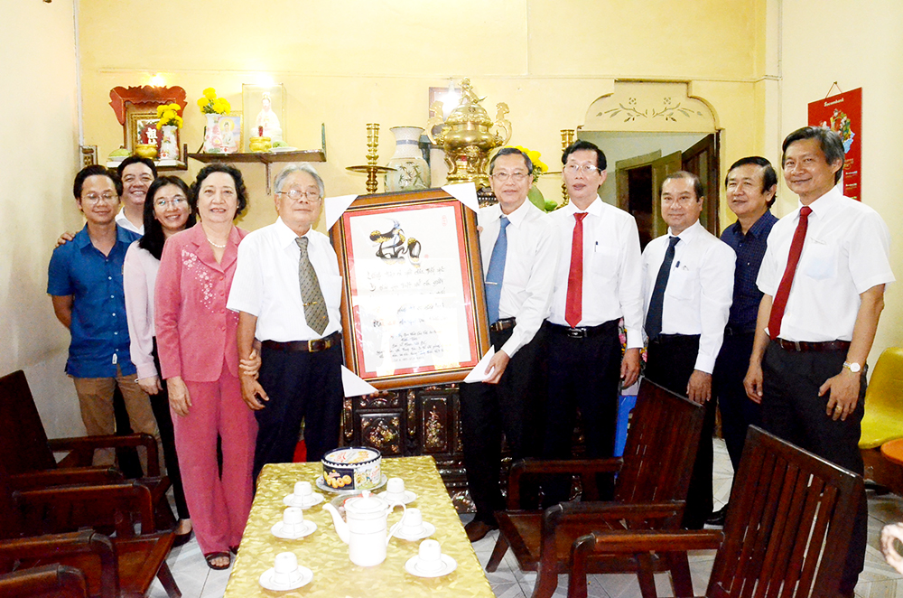 Thăm nguyên lãnh đạo Sở Y tế An Giang nhân ngày Thầy thuốc Việt Nam 27-2