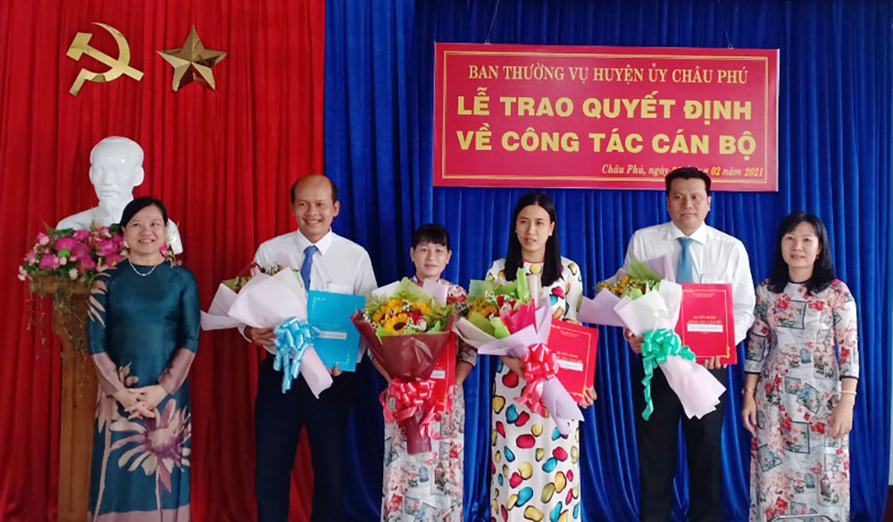 Châu Phú trao quyết định điều động 4 cán bộ
