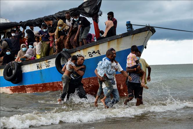 Tìm thấy chiếc thuyền chở 90 người tị nạn Rohingya trôi dạt trên biển
