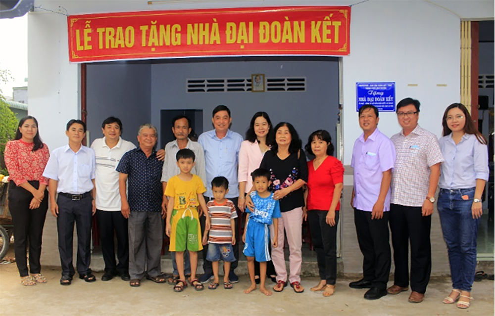Trao nhà Đại đoàn kết cho hộ khó khăn phường Mỹ Bình