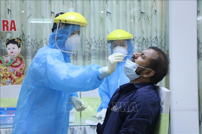 Ngày Thầy thuốc Việt Nam 27-2: 'Lá chắn' nơi tuyến đầu chống dịch