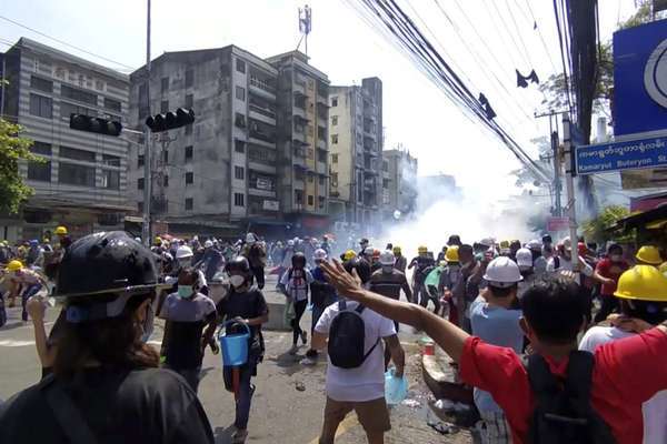 Người Myanmar tiếp tục biểu tình, bà Aung San Suu Kyi hầu tòa