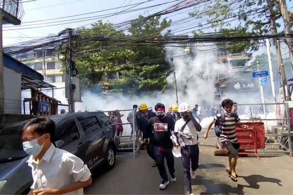 Người Myanmar tiếp tục biểu tình, bà Aung San Suu Kyi hầu tòa