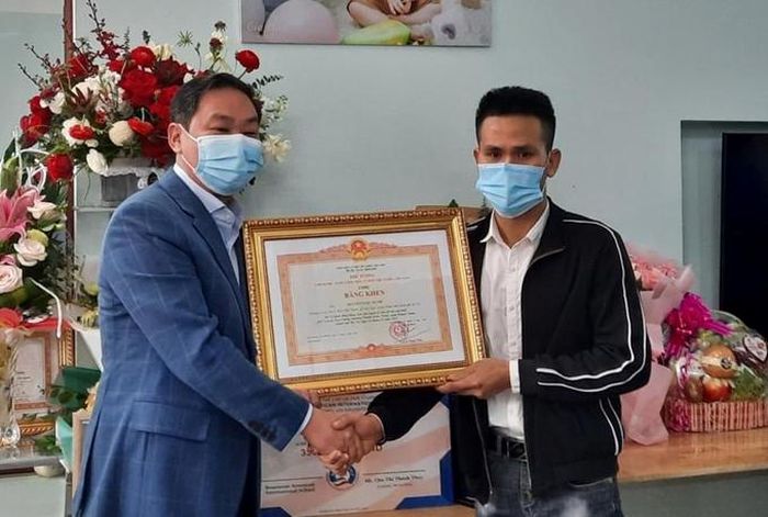 Trao Bằng khen của Thủ tướng Chính phủ cho anh Nguyễn Ngọc Mạnh
