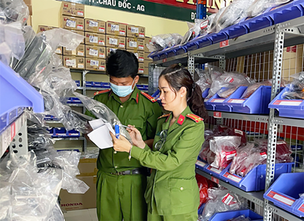 An Giang: Bắt giám đốc công ty sản xuất buôn bán hàng giả với số lượng “khủng”