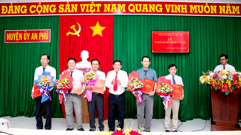 Ban Thường vụ Huyện ủy An Phú trao quyết định công tác cán bộ
