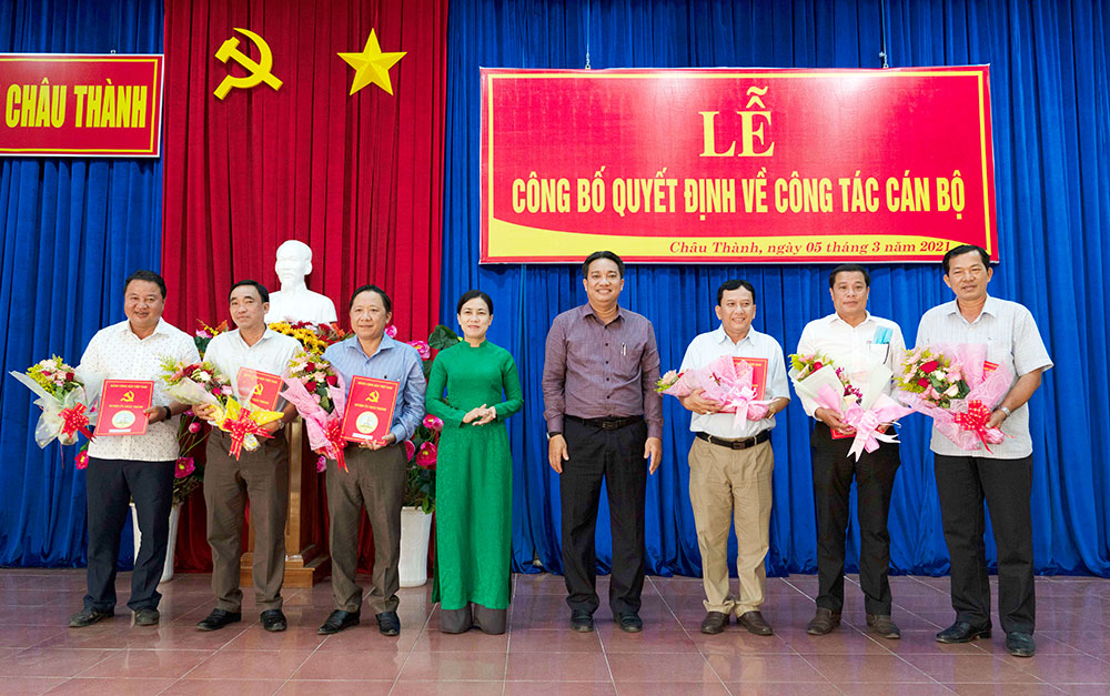 Ban Thường vụ Huyện ủy Châu Thành trao quyết định công tác cán bộ