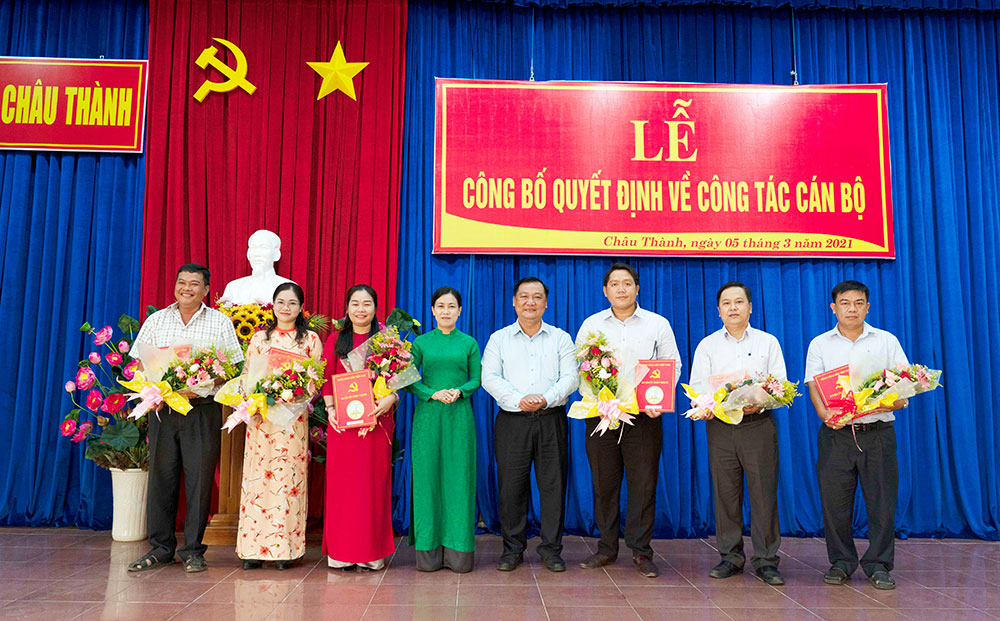 Ban Thường vụ Huyện ủy Châu Thành trao quyết định công tác cán bộ
