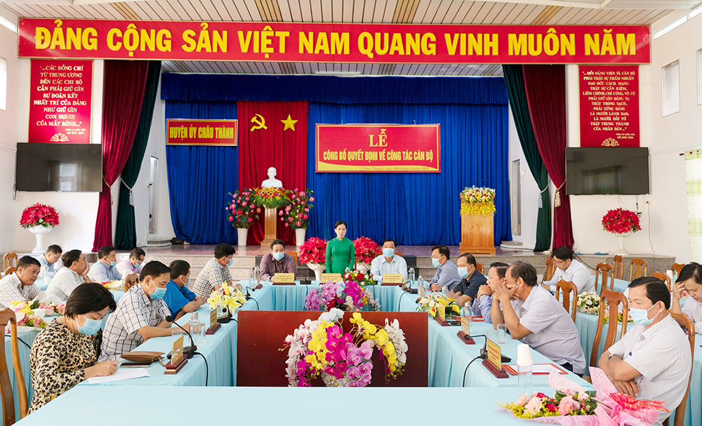 Ban Thường vụ Huyện ủy Châu Thành trao quyết định công tác cán bộ
