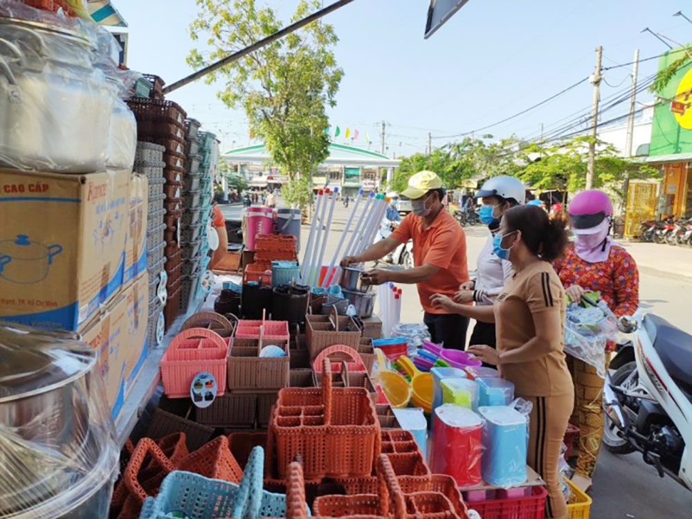 Chuyến xe hàng Việt về nông thôn lưu động tại huyện Châu Thành
