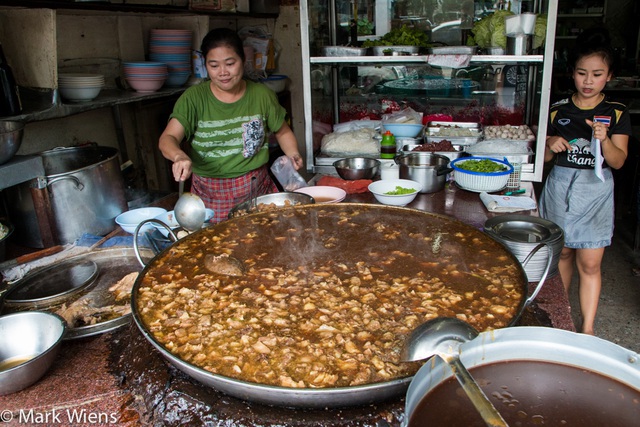Món bò hầm đun đi đun lại suốt gần nửa thế kỷ phục vụ khách ăn