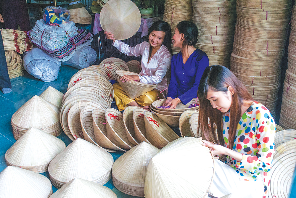 Những “đóa hoa” hương sắc dâng đời
