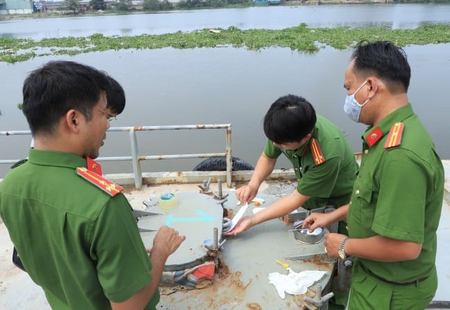 Khởi tố một cán bộ hải quan liên quan đường dây xăng giả quy mô lớn