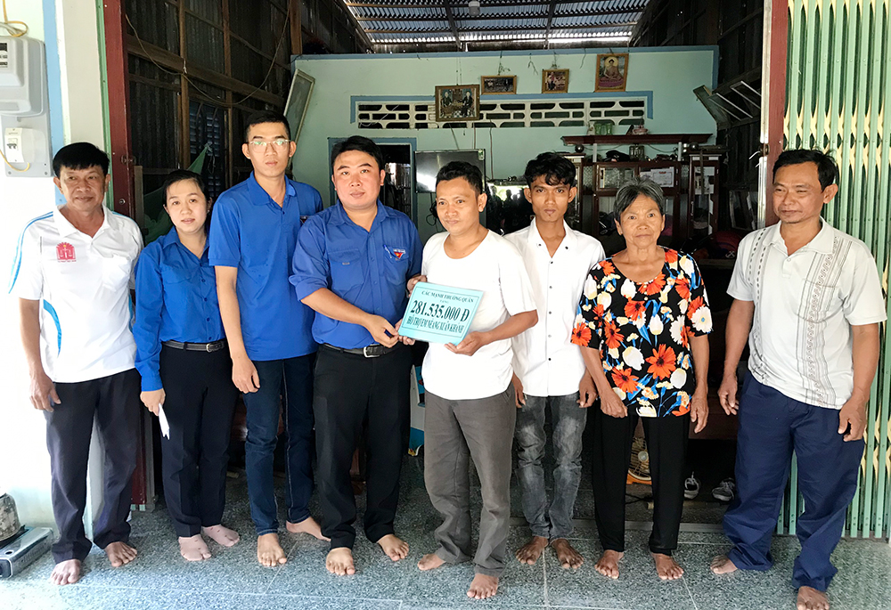 Trao tiền hỗ trợ cho em Nèang Xuân Khánh