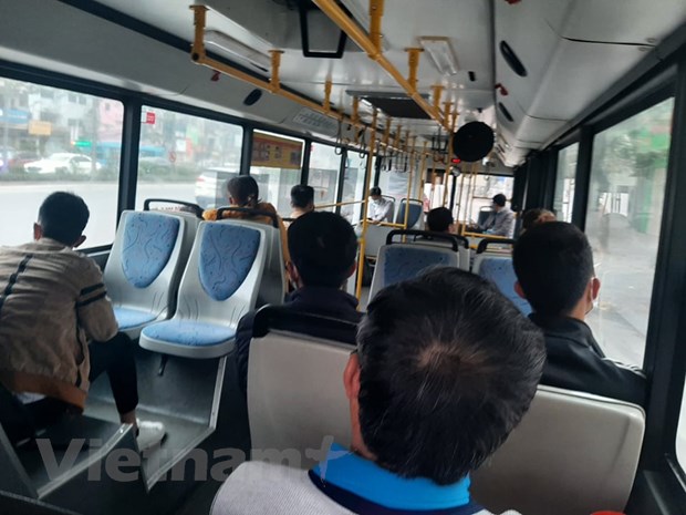 Hà Nội dừng giãn cách khách trên phương tiện công cộng vào 8-3