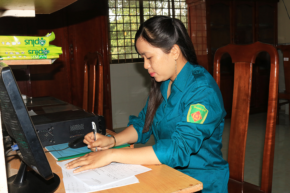 Nữ dân quân trên núi Cấm