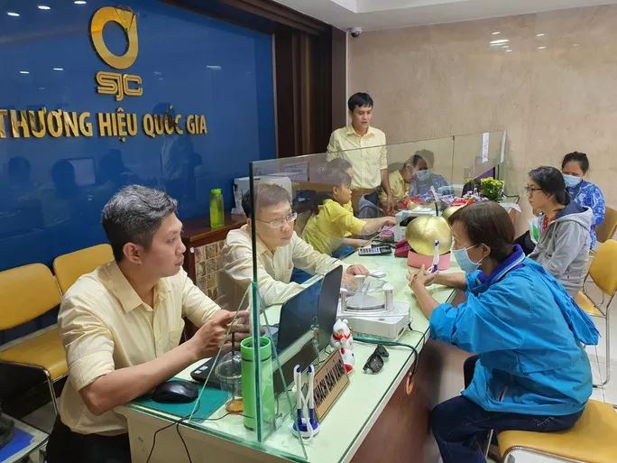 Giá vàng hôm nay 7-3: Người mua lỗ cả triệu đồng/lượng