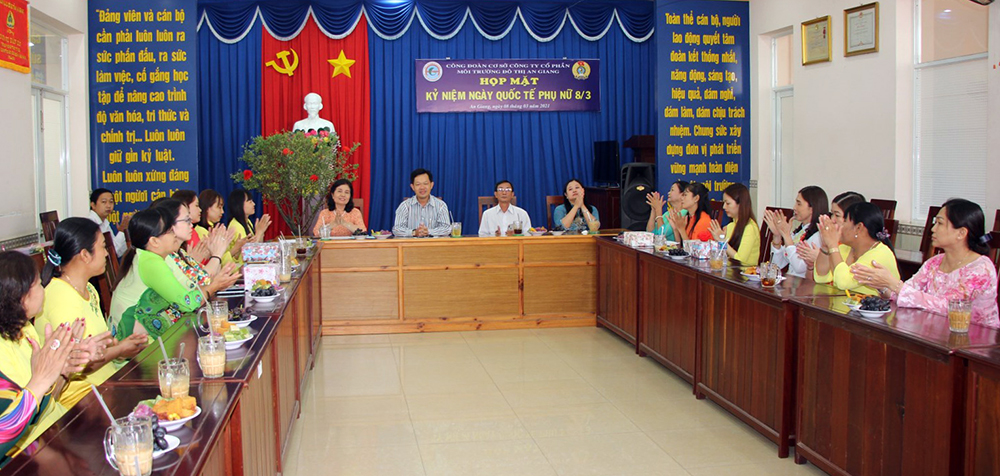 Công đoàn Công ty Cổ phần Môi trường đô thị An Giang họp mặt kỷ niệm ngày Quốc tế phụ nữ 8-3