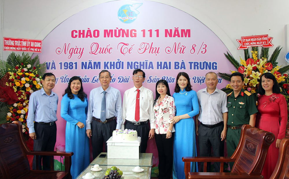 Phó Bí thư Thường trực Tỉnh ủy An Giang Lê Văn Nưng chúc mừng Hội Liên hiệp Phụ nữ tỉnh nhân ngày Quốc tế phụ nữ 8-3
