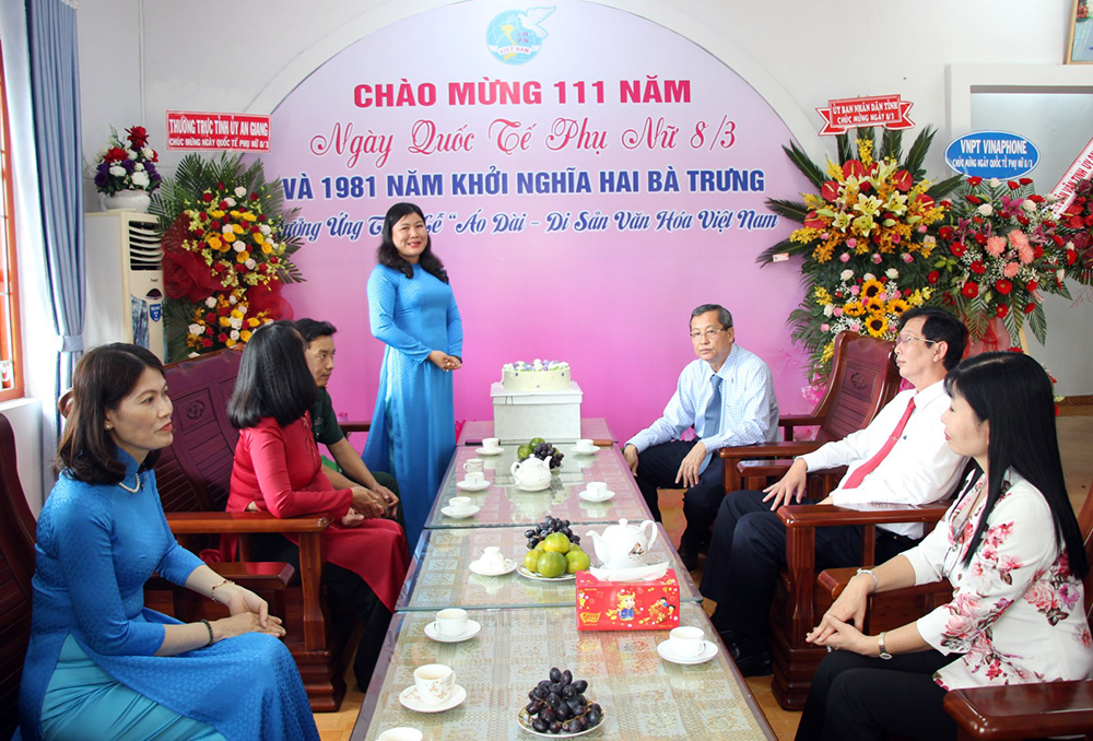 Phó Bí thư Thường trực Tỉnh ủy An Giang Lê Văn Nưng chúc mừng Hội Liên hiệp Phụ nữ tỉnh nhân ngày Quốc tế phụ nữ 8-3
