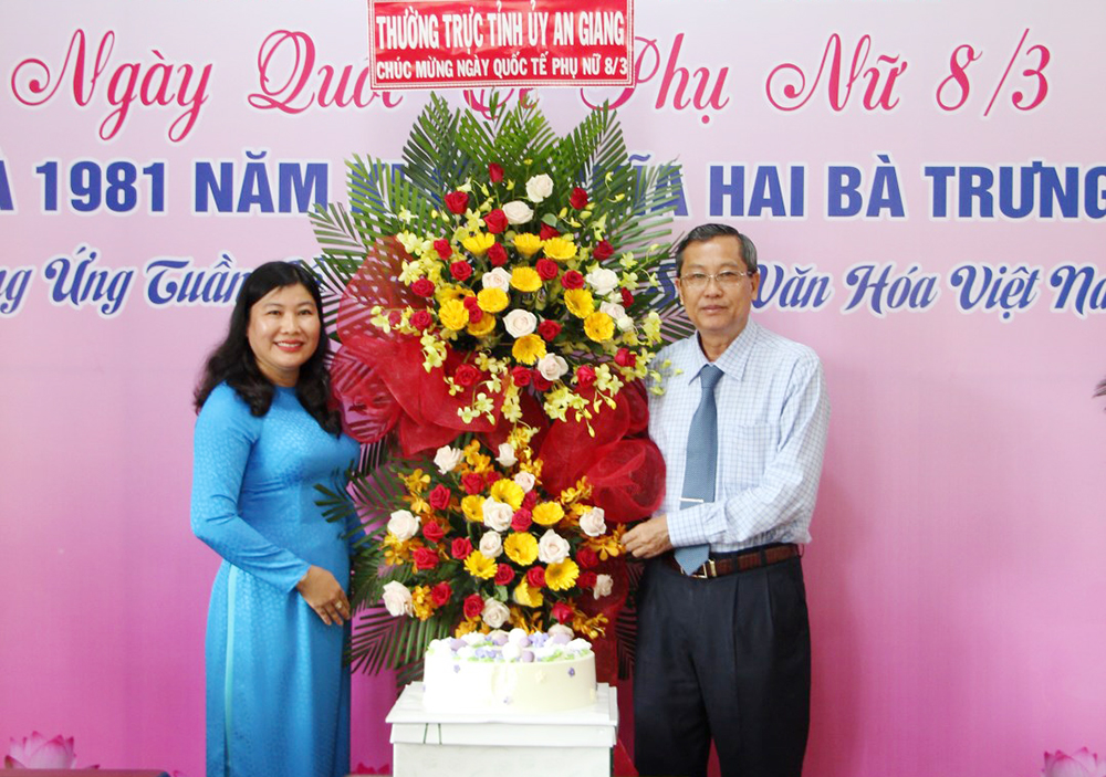 Phó Bí thư Thường trực Tỉnh ủy An Giang Lê Văn Nưng chúc mừng Hội Liên hiệp Phụ nữ tỉnh nhân ngày Quốc tế phụ nữ 8-3