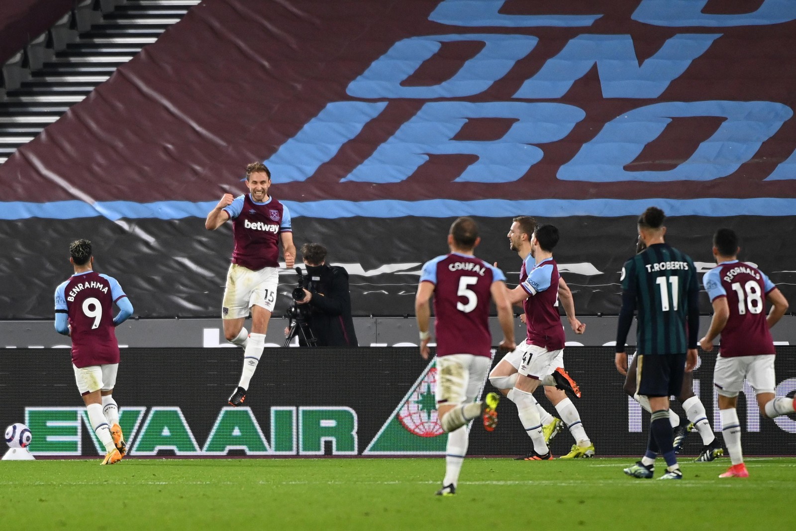 Lingard lại ghi bàn, West Ham áp sát tốp bốn