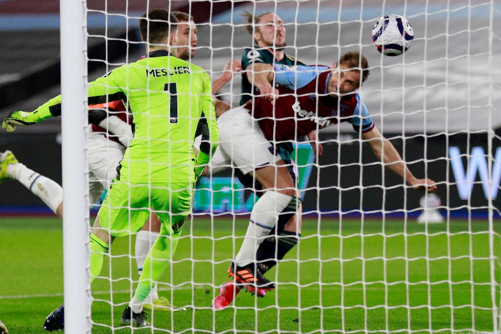 Lingard lại ghi bàn, West Ham áp sát tốp bốn