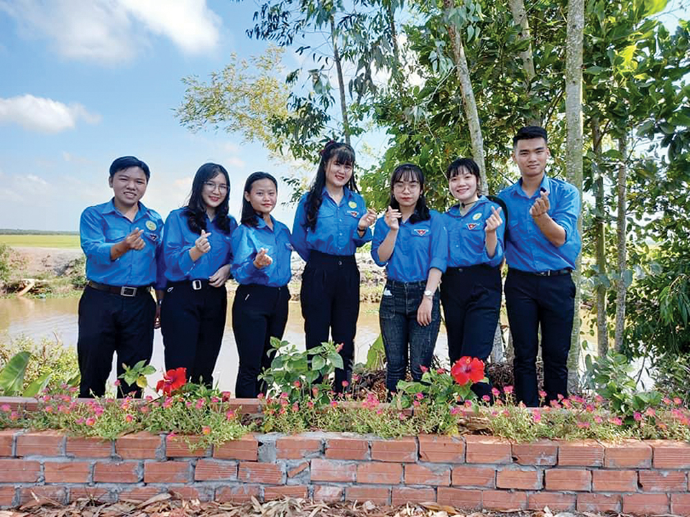 “Áo xanh thắm đoàn ta thanh niên tình nguyện!”