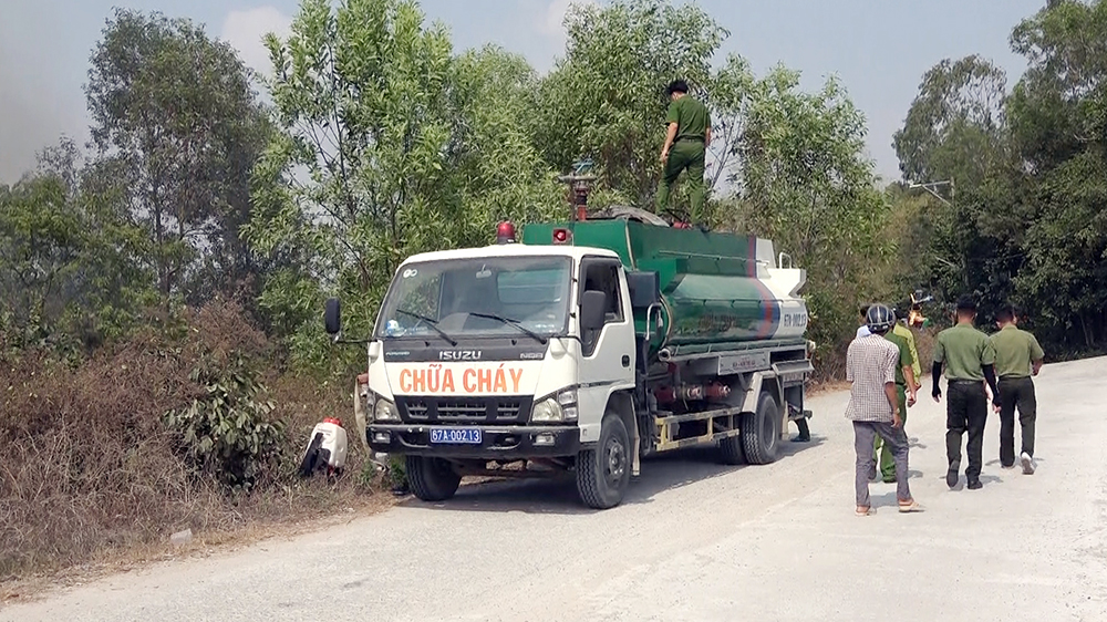 Gần 120 người tham gia chữa cháy rừng ở Núi Tô