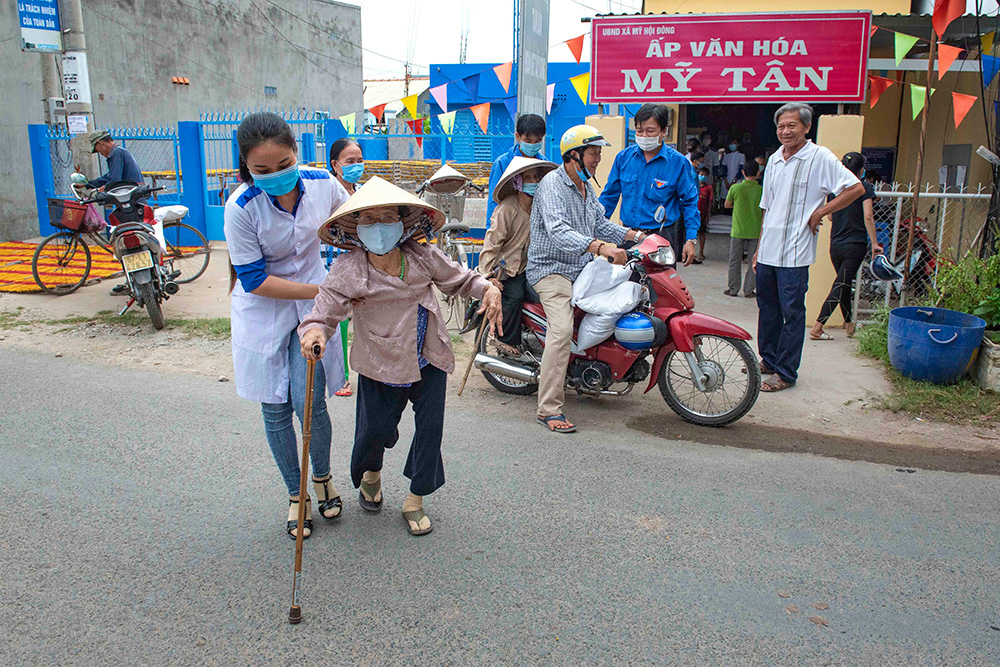 Đoàn Trường Cao đẳng Y tế An Giang tặng quà người dân khó khăn 2 huyện Chợ Mới và Châu Phú