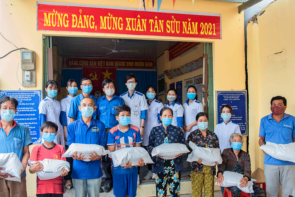Đoàn Trường Cao đẳng Y tế An Giang tặng quà người dân khó khăn 2 huyện Chợ Mới và Châu Phú