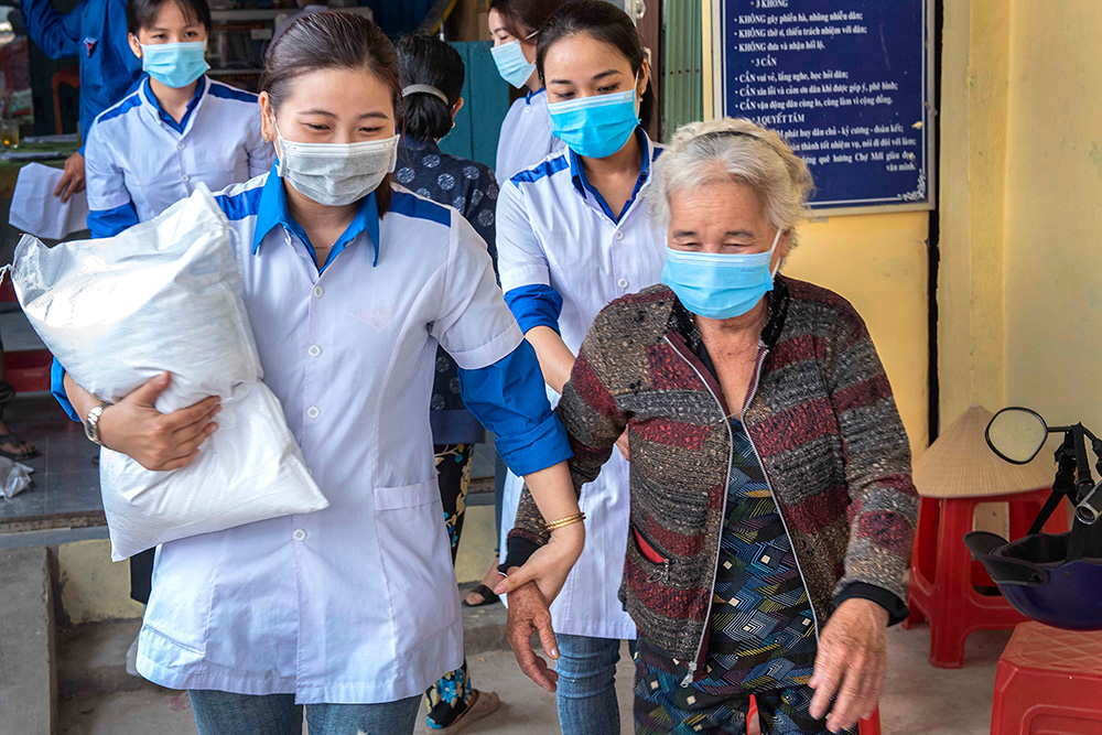 Đoàn Trường Cao đẳng Y tế An Giang tặng quà người dân khó khăn 2 huyện Chợ Mới và Châu Phú