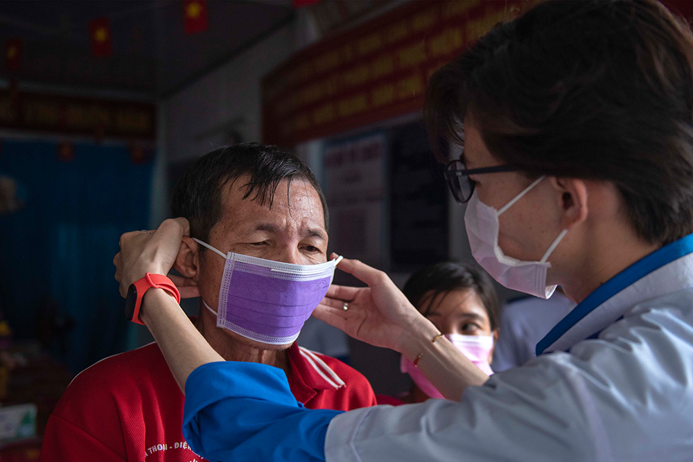 Đoàn Trường Cao đẳng Y tế An Giang tặng quà người dân khó khăn 2 huyện Chợ Mới và Châu Phú