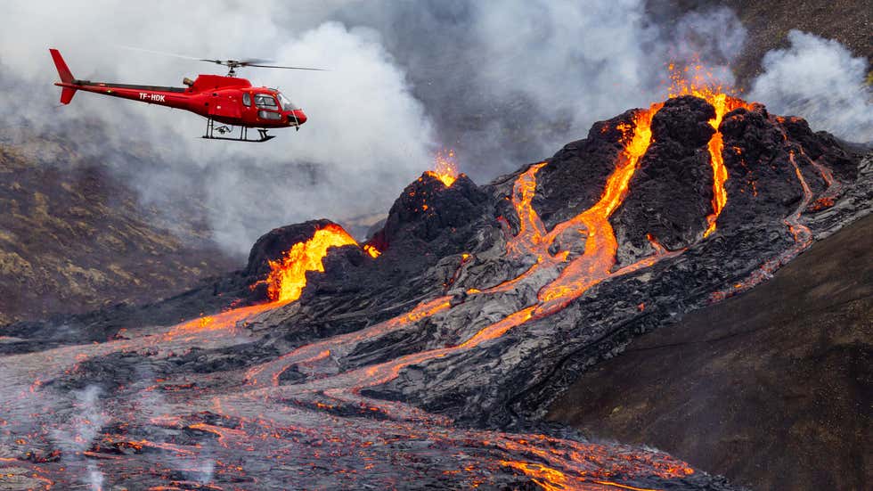 Núi lửa: Tận hưởng cảm giác phiêu lưu khi đến gần một trong những khoảnh khắc thiên nhiên kỳ vĩ nhất - núi lửa. Quan sát những vùng đất với đầm lầy nóng chảy, hồ bơi thiên nhiên và đá bủa vây quanh như một cảnh quan sơn thủy trên trái đất.
