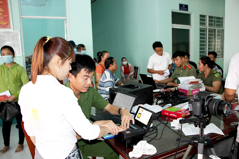Chợ Mới tập trung lực lượng cấp căn cước công dân gắn chip điện tử