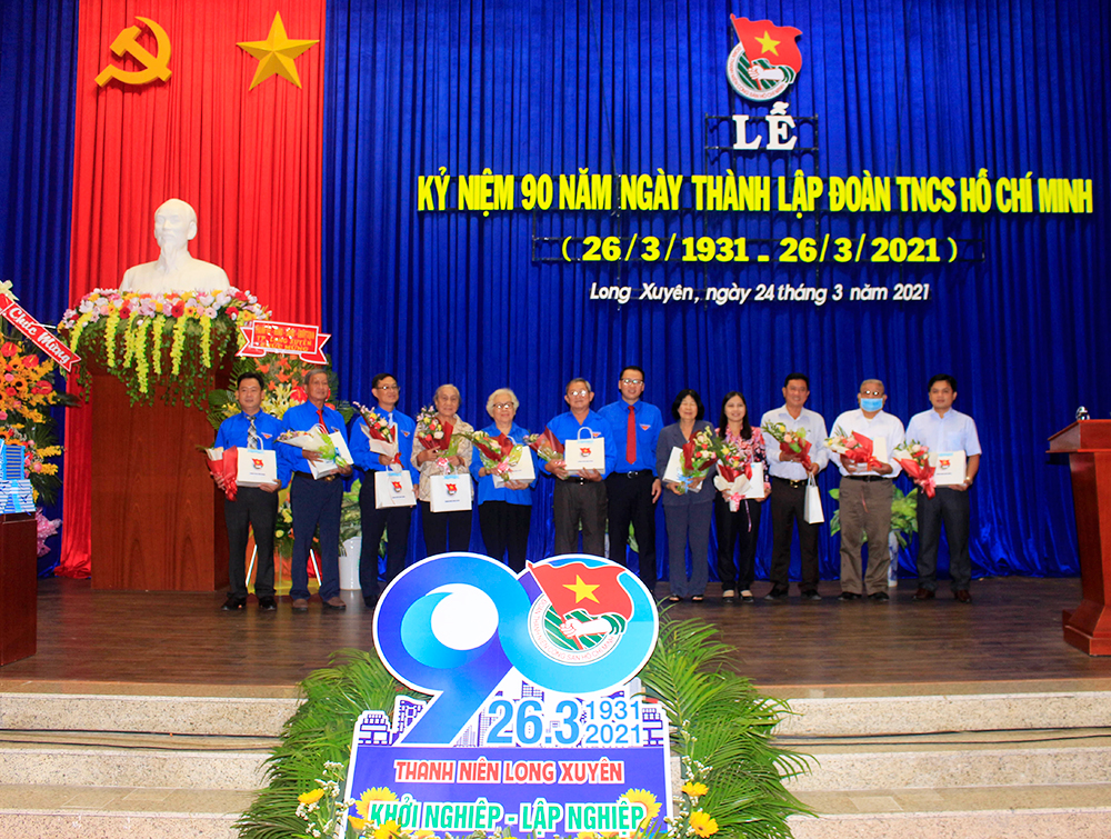 Long Xuyên kỷ niệm 90 năm ngày thành lập Đoàn và ra mắt sách lịch sử truyền thống