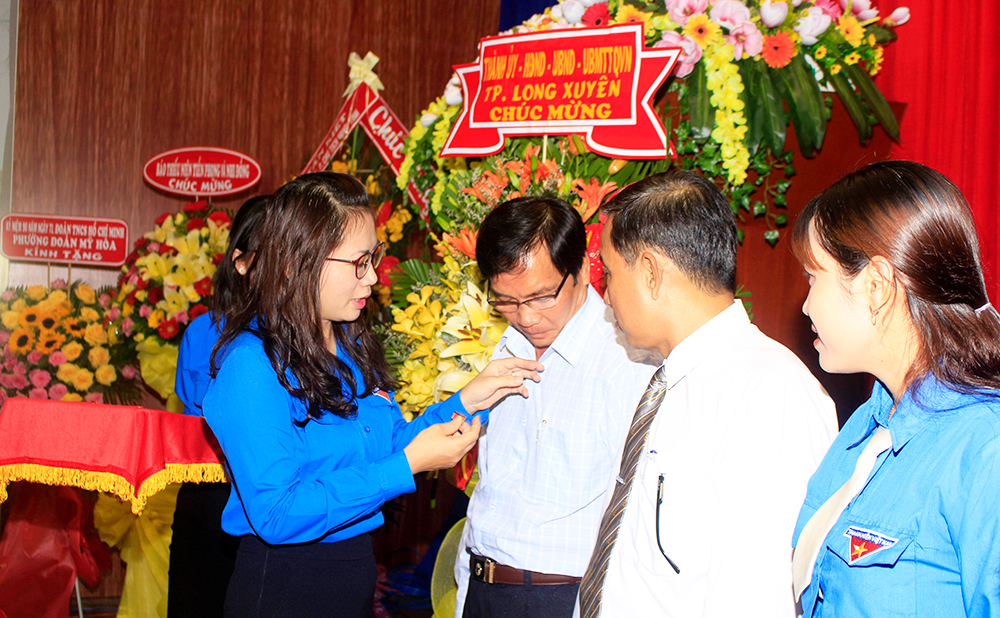 Long Xuyên kỷ niệm 90 năm ngày thành lập Đoàn và ra mắt sách lịch sử truyền thống